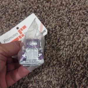 Ho scale (1.87vintage) trailer   made in  Canada  color purple and black plastic